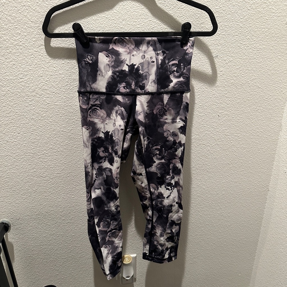 lululemon athletica Black and White Leggings with High Waist and Stretchy Fit